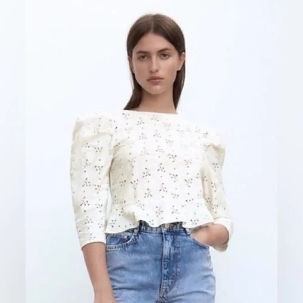 ZARA IVORY WHITE EYELET BLOUSE SHIRT LONG SLEEVE SHOULDER PEPLUM